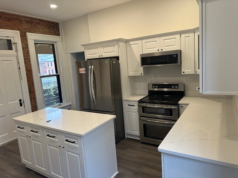 Building Photo - 81 Warren St