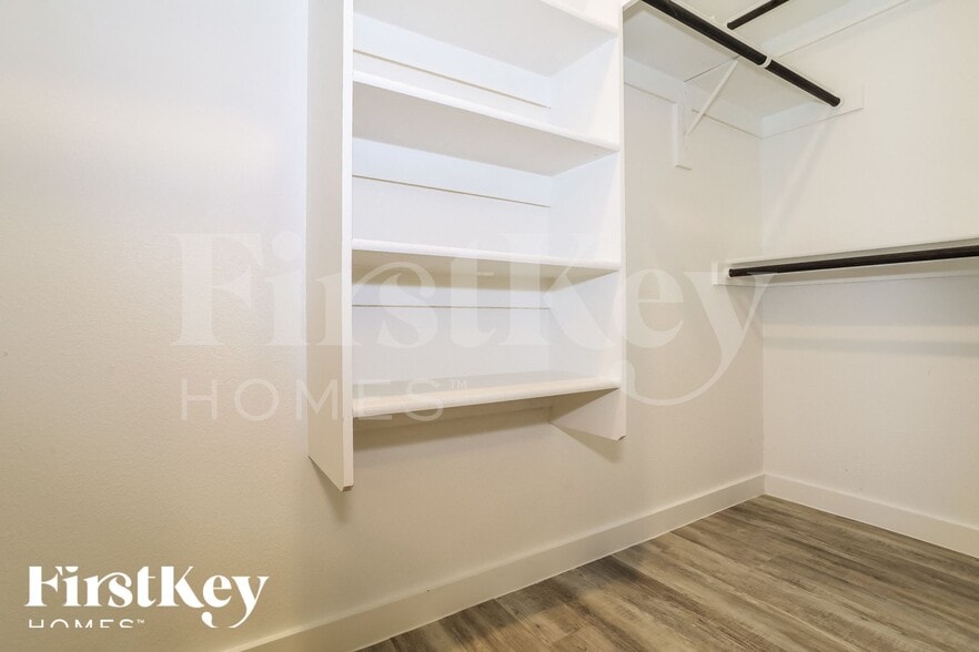 Building Photo - 327 Niki Dr