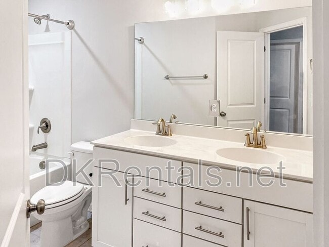 Building Photo - 2650 Quarterdeck Dr