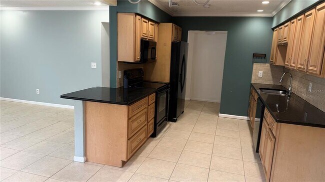 Building Photo - 6411 Santa Monica Dr
