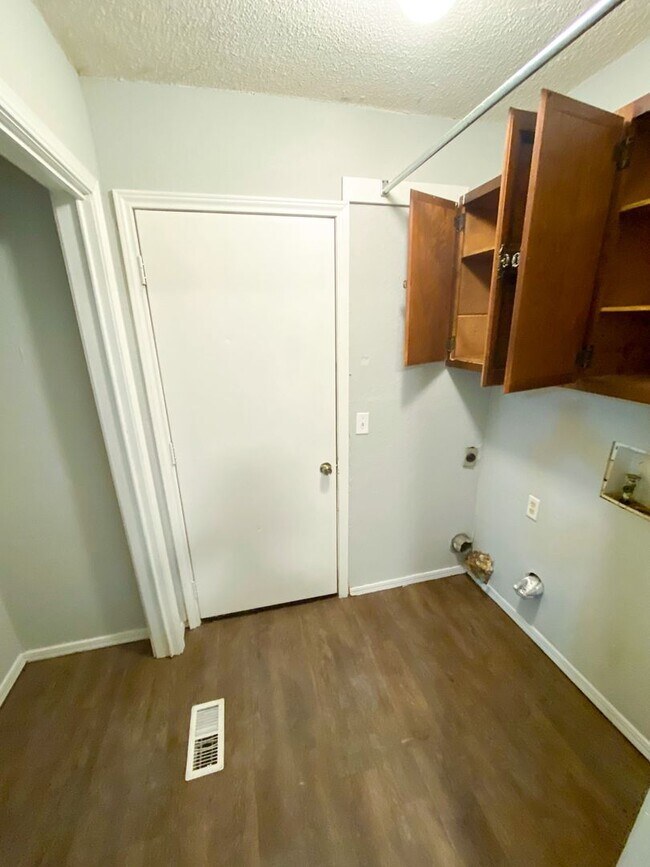 Building Photo - Beautiful 4 Bedroom 2 Bath