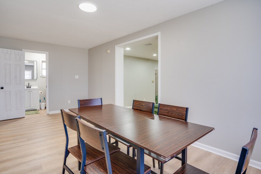 Building Photo - 218 Cactus St