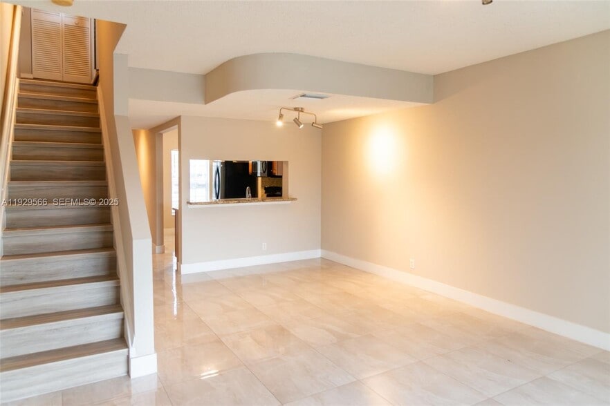 Building Photo - 16749 Hemingway Dr