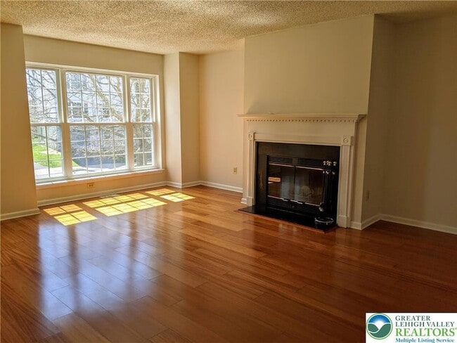 Building Photo - 1825 Falcon Dr