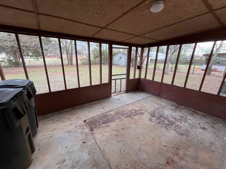 Building Photo - 2604 Briar Ave SW