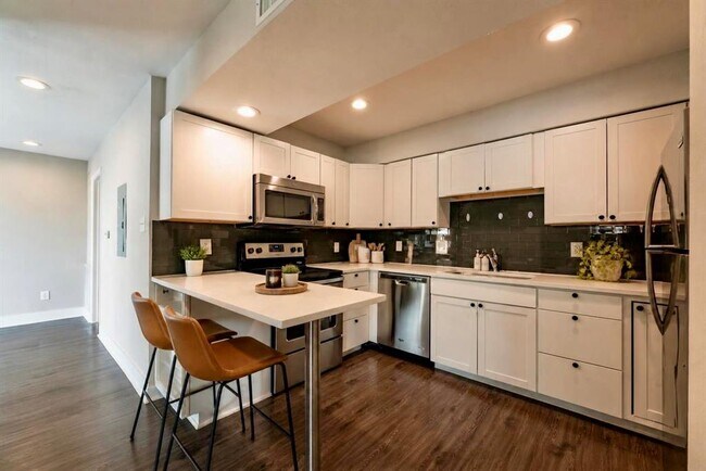 Building Photo - 935 La Posada Dr