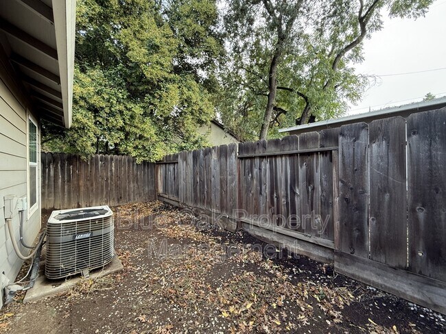 Building Photo - 524 W 1st Ave