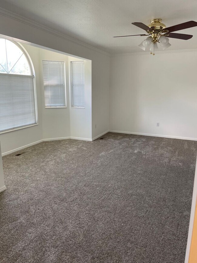 Building Photo - Desirable Kaysville Area/ 5 Bedroom Home