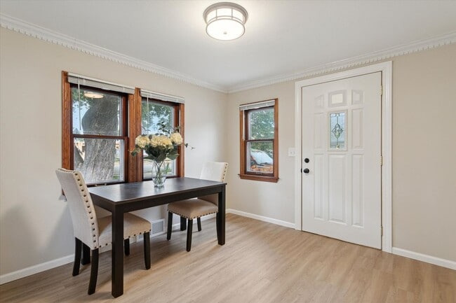 Building Photo - 2107 Schlimgen Ave