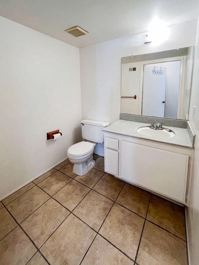 Building Photo - Beautifully Updated 3 Bed, 2.5 Bath La Jolla Townhome – Bright, Spacious, & Perfectly Located!