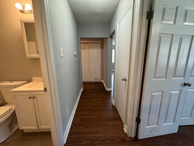 Building Photo - Cute 3 Bedroom 1 Bathroom