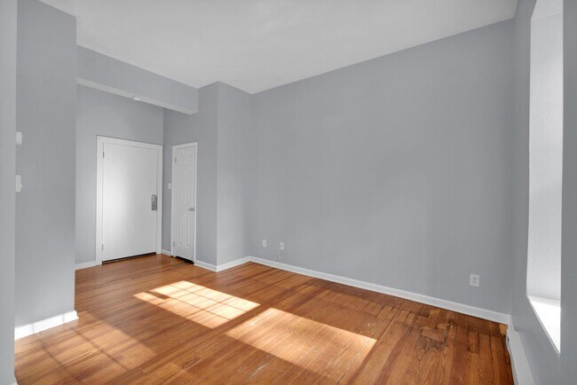Building Photo - 439 Walnut St