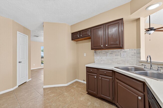 Building Photo - 3210 Kempwood Dr