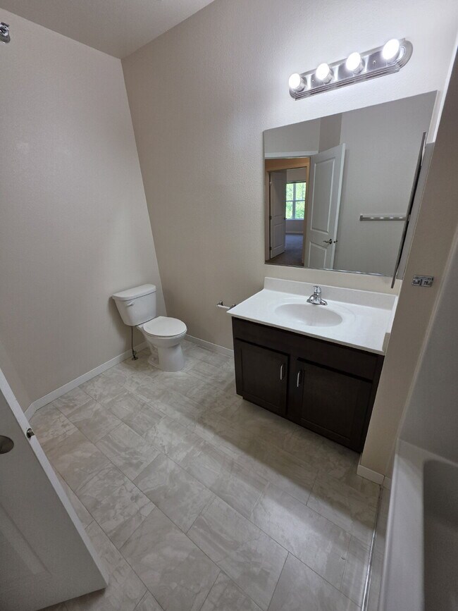 Building Photo - 2 Bedroom | 1 Bathroom 2nd Floor Apartment Available OCTOBER 1ST!