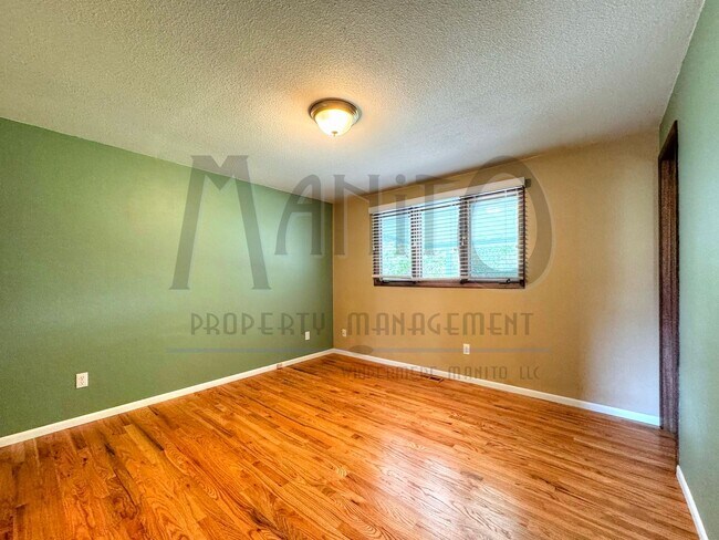 Building Photo - Entertainers Dream Home