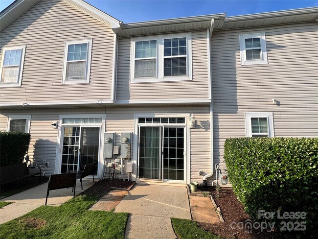 Building Photo - 142 Silverspring Pl