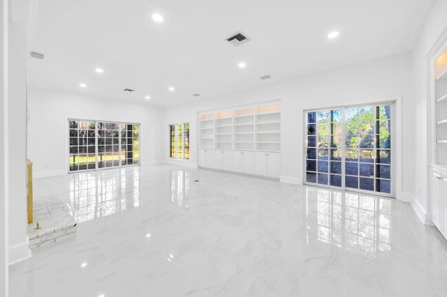 Building Photo - 1524 Glenlake Cir