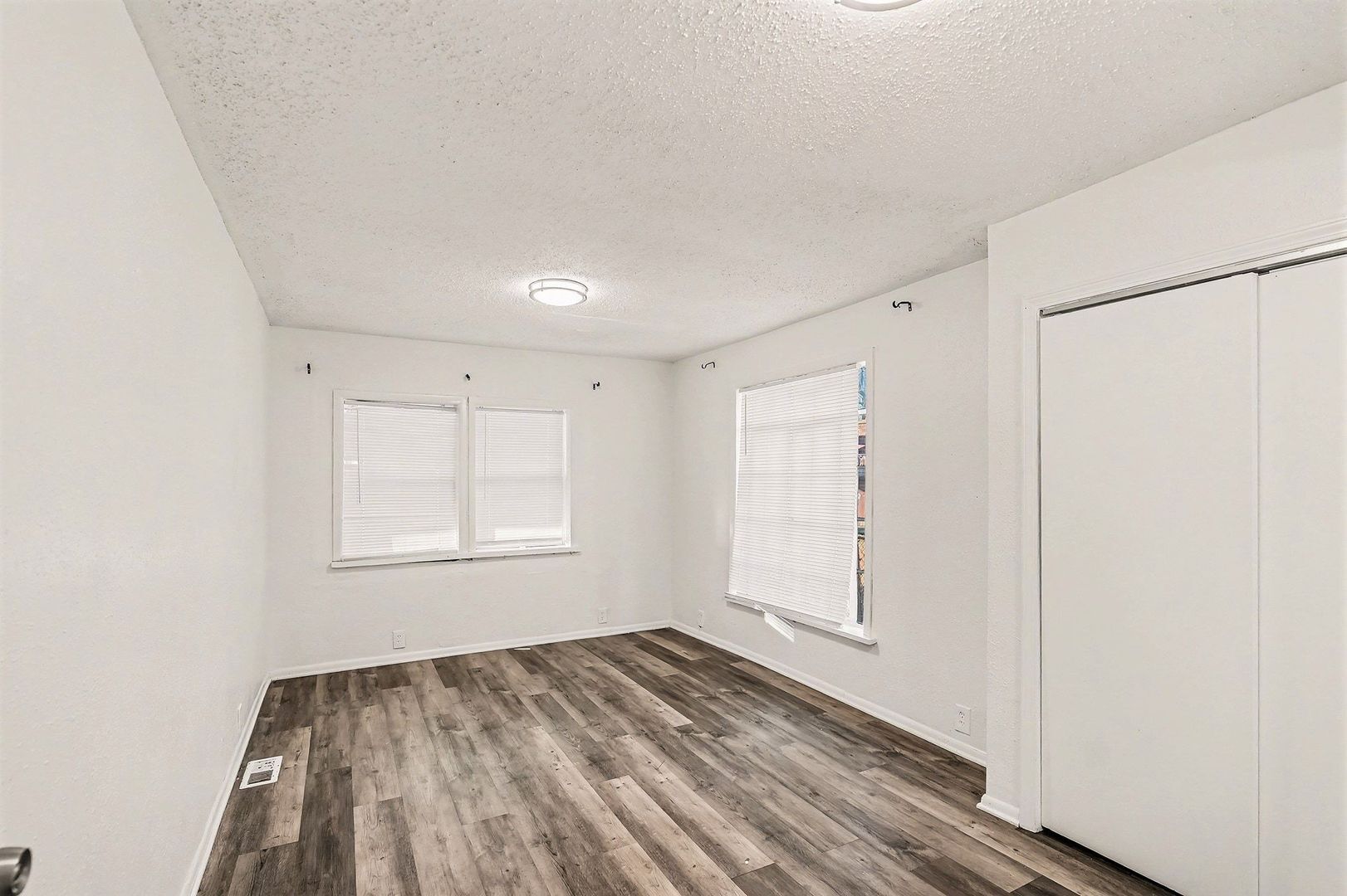 Building Photo - 1906 E 55th St