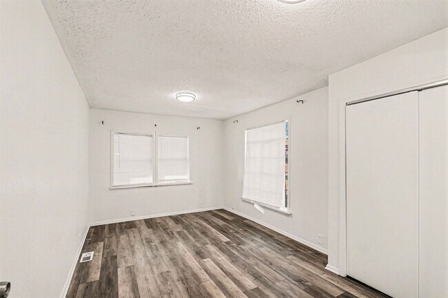 Building Photo - Beautiful 3 Bedroom 2 Bathroom Home in Kansas City!