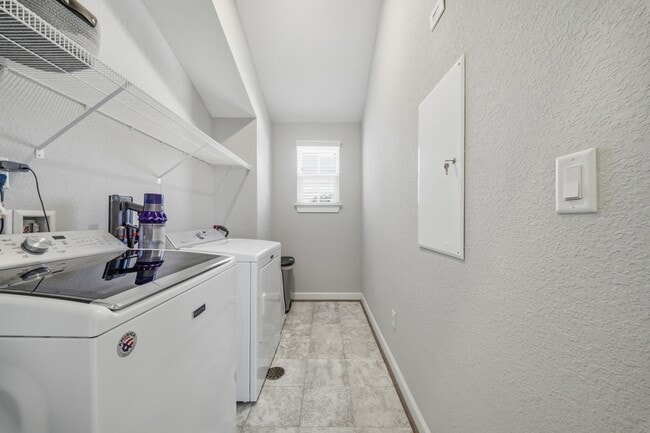 Building Photo - 1824 Hazelwood Rd