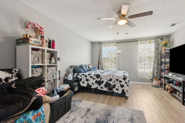 Building Photo - Spacious 5-Bedroom Home  – Prime Amelia Co...