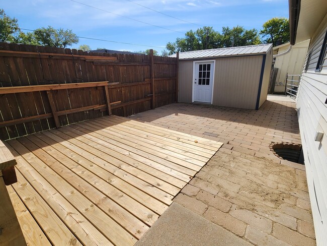 Building Photo - Beaufiful 3 bedroom rancher with attached ...