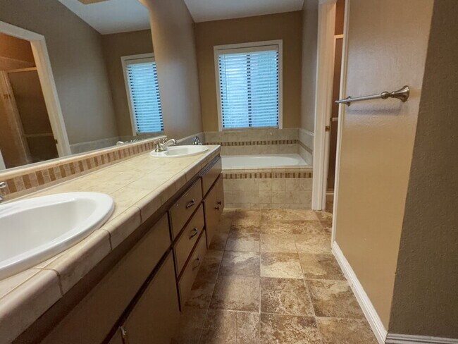Building Photo - "Charming 4-Bedroom Oasis with 2 Full Bath...