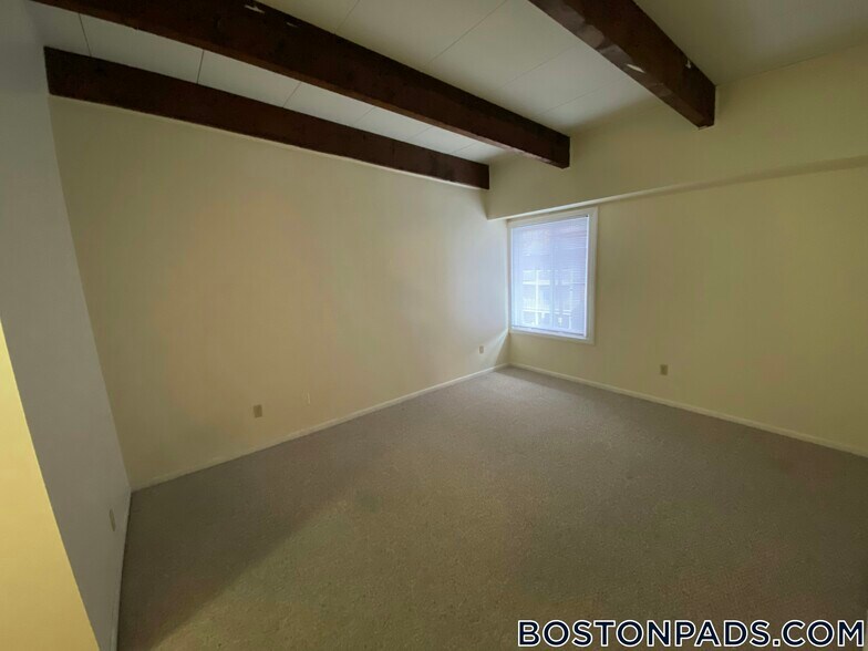 Building Photo - 18 Westgate Dr