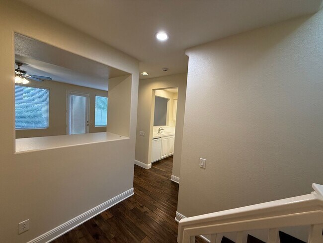 Building Photo - $675 Off First month's Rent - Cute Townhom...