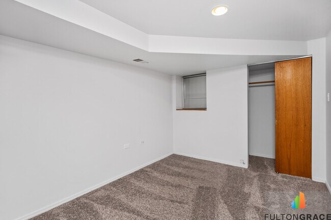 Building Photo - 2744 W Warren Blvd