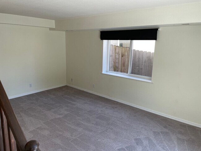 Building Photo - Spacious 3-Bed, 3-Bath Maple Leaf Home