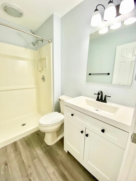 Master bedroom bathroom - 1984 Cricklewood Cv