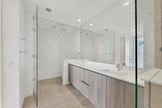 Building Photo - 301 QUAY Cmn