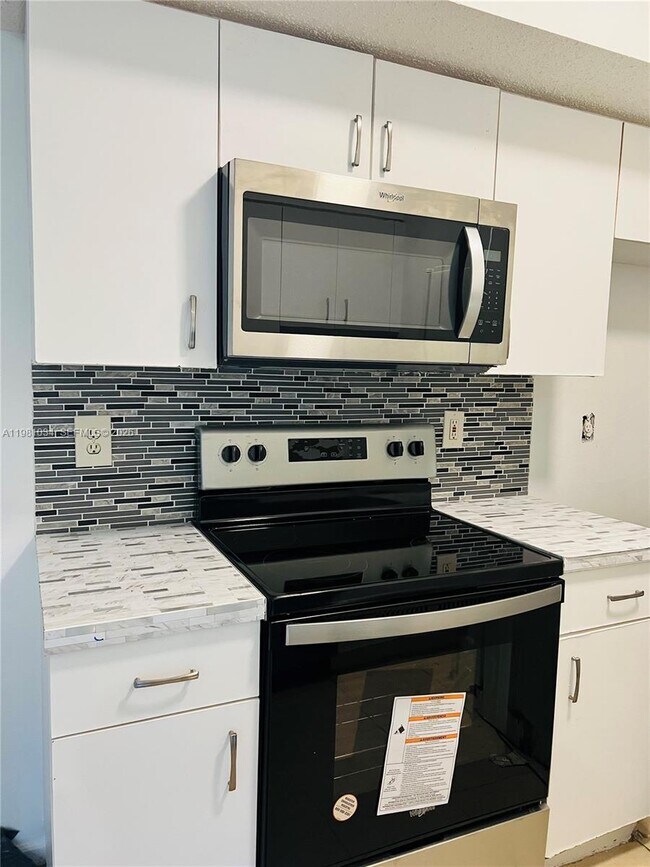 Building Photo - 3221 Sabal Palm Manor