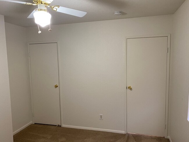 Building Photo - Henderson!!! 4 Bedrooms!! Single Story!! 2 car garage!! Big Back Yard!!! No HOA!! All Appliances!!