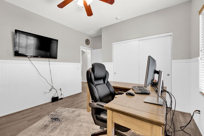 Building Photo - Stylish Home with Loft, Den, Great Room & ...