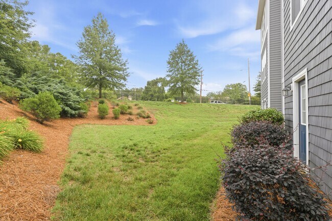 Building Photo - 1502 Sharon Rd W