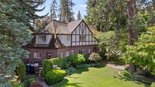 Building Photo - "Luxurious 5-Bedroom Spokane Retreat with Pool, Guest Suite, and Stunning Finishes!"