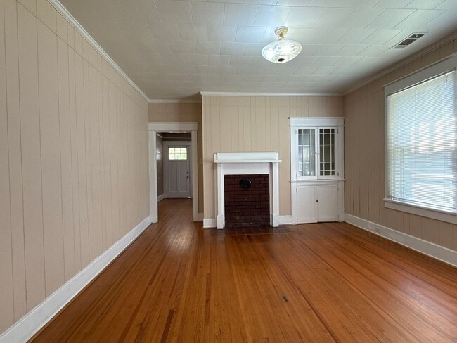 Building Photo - 3 Bedroom 1 Bath Home With Large Front Porch