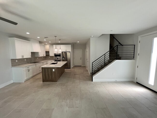Building Photo - 138 E Lexington Ave