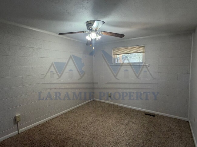 Building Photo - 2 Bed 1 Bath Apartment