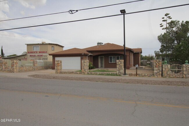 Building Photo - 456 Passmore Rd