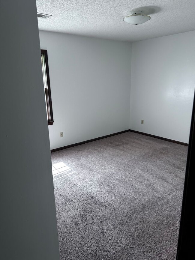 Building Photo - 1601 Cedarbrook Dr