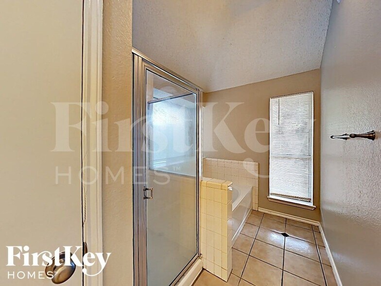 Building Photo - 4949 Oak Hollow Dr
