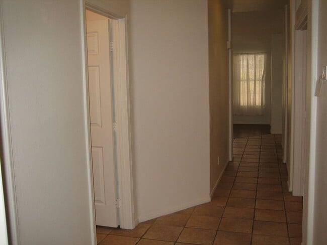Building Photo - Single story, gated, 3bed, 2bath, 2car garage, Club house, Community Pool, Spa, Fitness room, CCRs