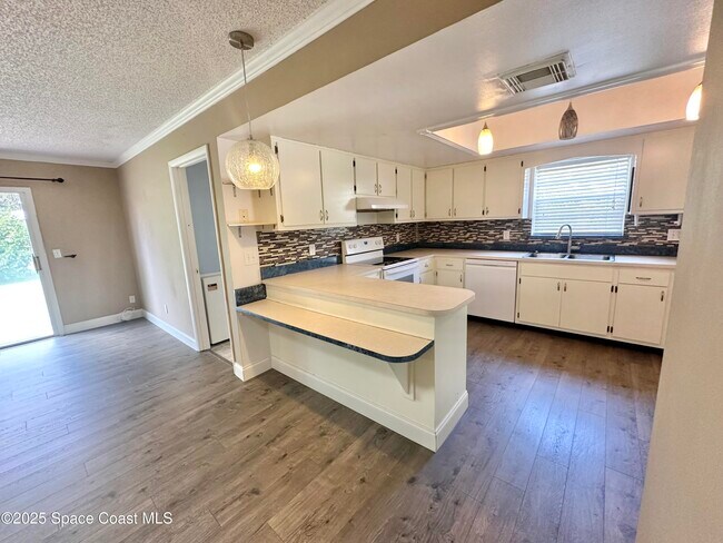 Building Photo - 350 Vesta Cir