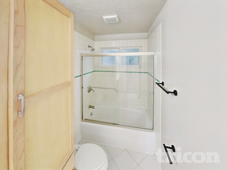 Building Photo - 1581 SW Woodland Terrace