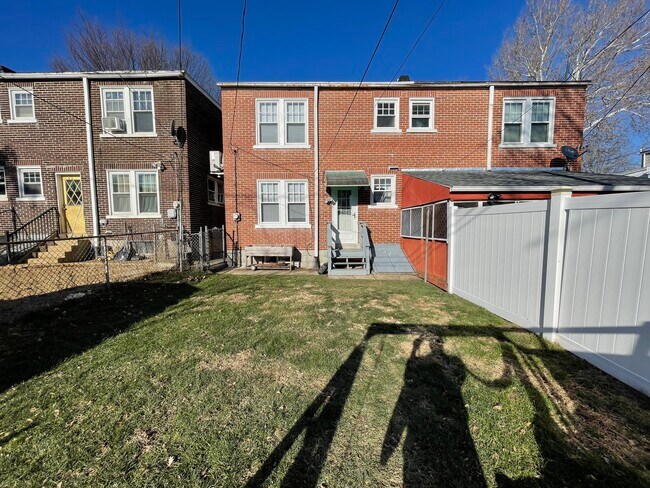 Building Photo - 714 3rd St