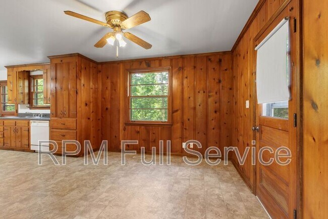 Building Photo - 570 Carol Dr