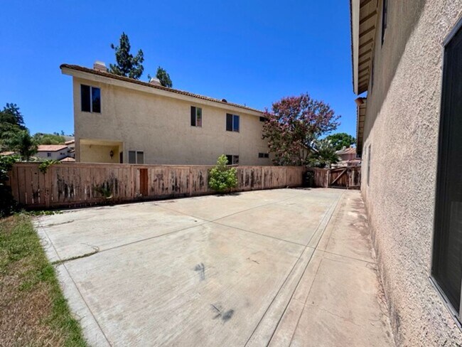 Building Photo - Spacious 4 Bedroom Home with Expansive Bac...